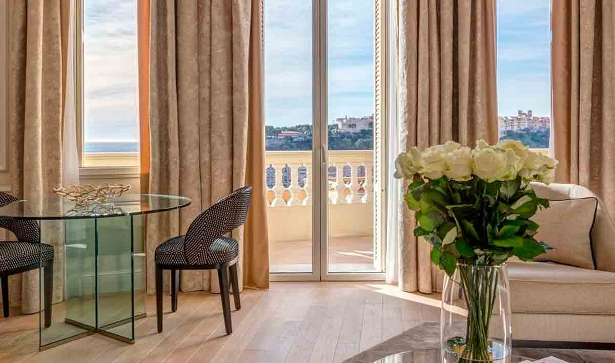 Hoe ziet het eruit en hoeveel kost een nacht in de Prinses Grace Suite van Monaco. Foto's en video: Instagram @montecarlosbm