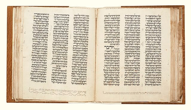  O Codex Sassoon, uma antiga Bíblia hebraica que data do final do século 9 ou início do século 10, é vendido por impressionantes $ 38,1 milhões. Crédito: Wikimedia Commons / Domínio público