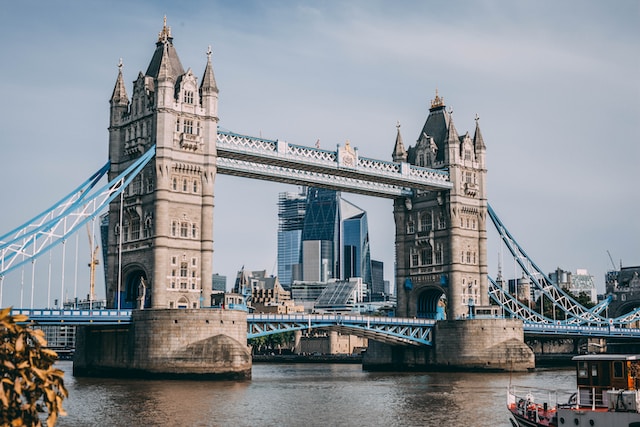 Londres é a quarta cidade mais cara para imigrantes. Foto de Charles Postiaux na Unsplash