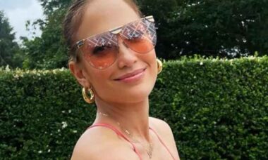 Jennifer Lopez exibe boa forma e ostenta óculos de R$ 1,4 mil