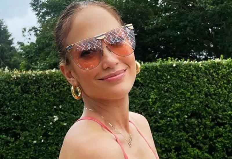 Jennifer Lopez exibe boa forma e ostenta óculos de R$ 1,4 mil - Desejo Luxo