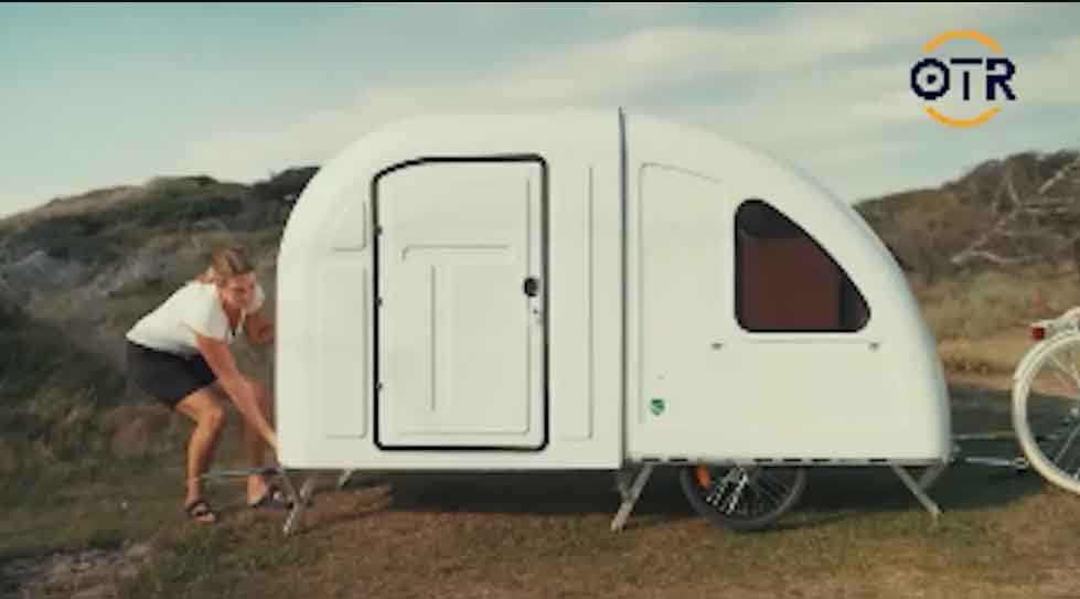 Mini-trailer dobrável que vira "casa" móvel puxada por bicicleta viraliza na web.