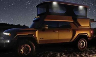 GMC e EarthCruiser uniram forças para criar uma versão terrestre da picape Hummer EV que apresenta painéis solares e uma tenda pop-up