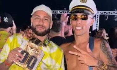 Neymar recebe cordão de ouro avaliado em R$ 2 milhões de influenciador