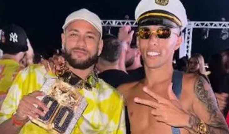 Neymar får ett guldhalsband värt 2 miljoner R$ från en influencer