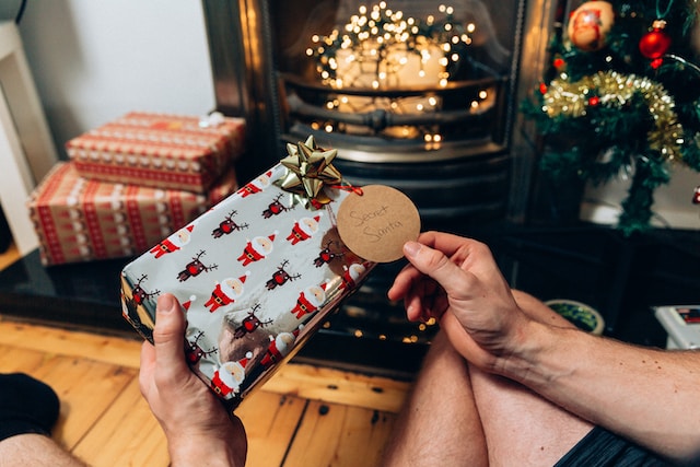Zaskocz w tajnym świętym Mikołaju: 5 wskazówek dotyczących prezentów