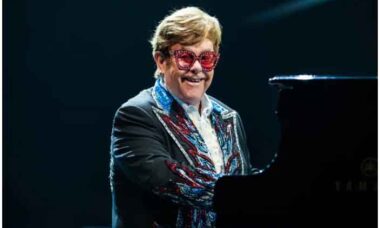 O piano de cauda de Sir Elton John foi vendido em leilão por mais de R$1.2 milhão