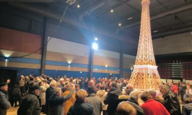 Homem passa 8 anos construindo Torre Eiffel com 700 mil palitos de fósforo