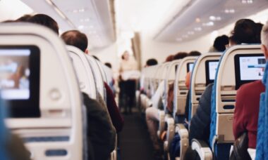 TikToker compartilha truque para evitar completamente o assento do meio nos voos