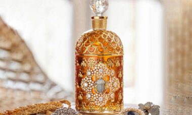 Guerlain comemora o 170º aniversário da icônica Bee Bottle com edição limitada é pintada à mão em ouro 24 quilates