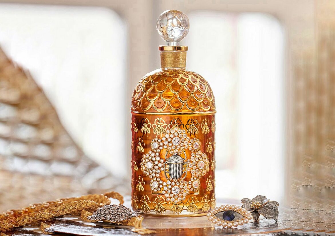 Guerlain comemora o 170º aniversário da icônica Bee Bottle com edição limitada é pintada à mão em ouro 24 quilates