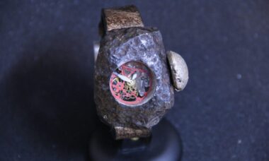 Relógio horripilante, no valor de R$ 5,5 milhões, foi feito a partir de um meteorito como uma homenagem ao filme "Predador"