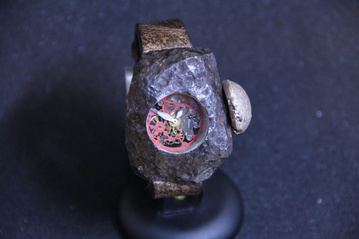 Relógio horripilante, no valor de R$ 5,5 milhões, foi feito a partir de um meteorito como uma homenagem ao filme "Predador"
