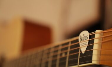 Guitarra de John Lennon encontrada em sótão está em leilão por mais de R$ 3 milhões