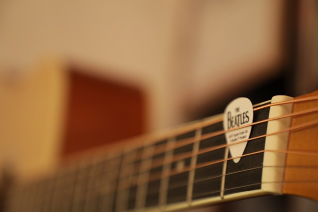 Guitarra dos Beatles encontrada em sótão está em leilão por mais de R$ 3 milhões
