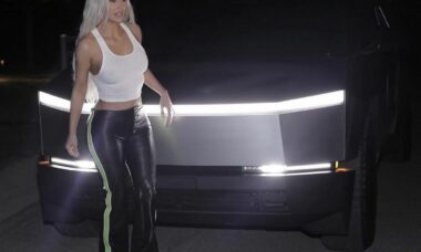 Kim Kardashian posa para fotos com seu novo Testa Cybertruck; veja fotos