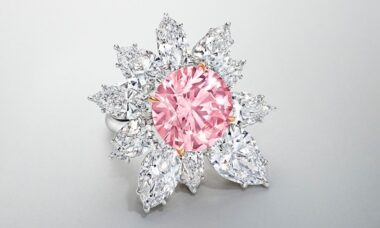 Este diamante rosa impecável acaba de ser vendido por R$ 70,3 milhões em leilão