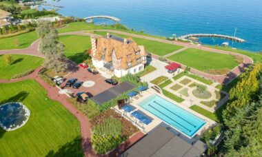Casa deslumbrante no Lago Genebra está à venda por US$ 64 milhões
