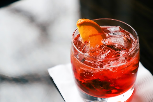 Como fazer um Kingston Negroni, uma versão descolada do drink clássico com rum