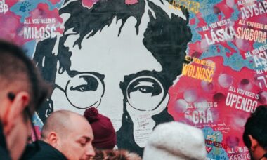 Óculos azuis doados por John Lennon serão leiloados com fotos da Abbey Road