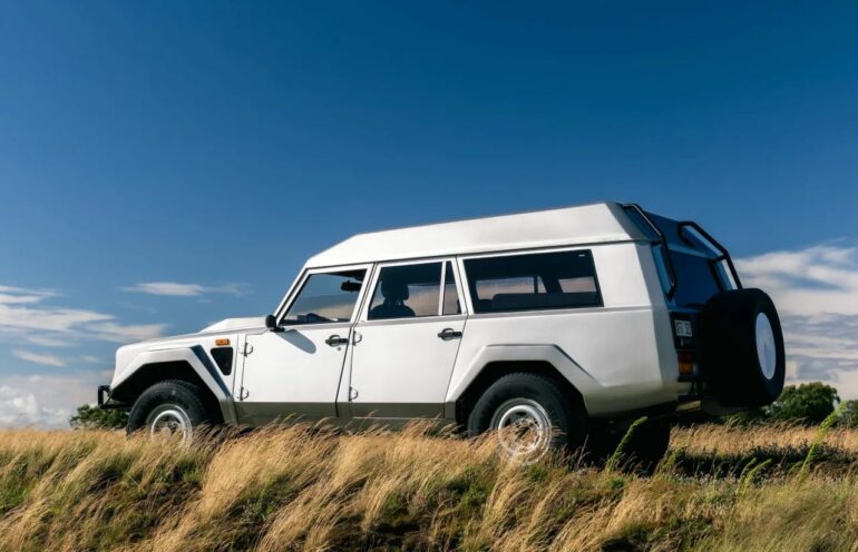 Creato appositamente per il sultano del Brunei, Lamborghini LM002 Wagon va all'asta