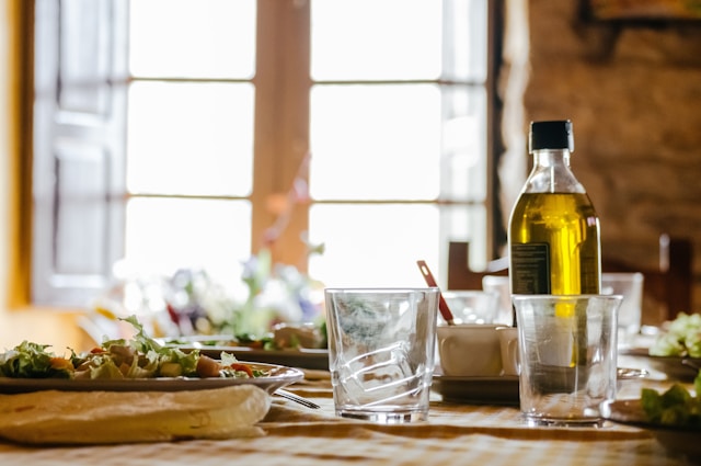 Olio d'oliva in frigorifero o in dispensa? Come conservarlo e preservarne la qualità