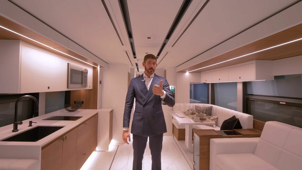 YouTuber faz tour em motorhome mais caro do mundo avaliado em R$ 14 milhões