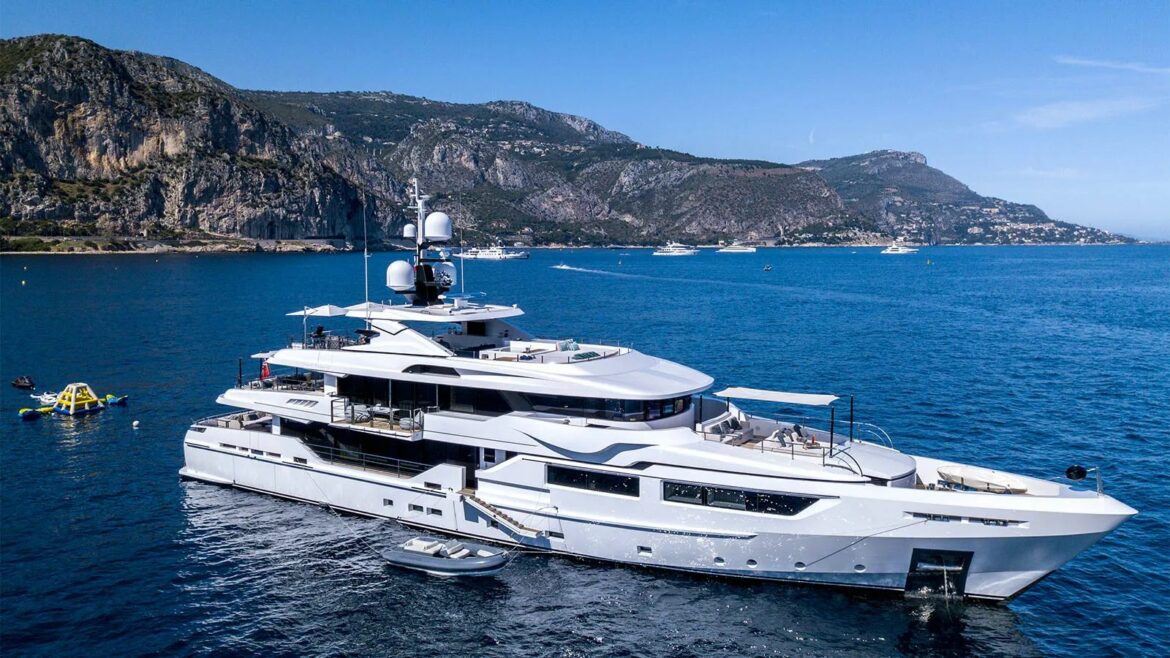 Superyacht affittato per 600.000 R$ a settimana affonda in Grecia; scopri il motivo