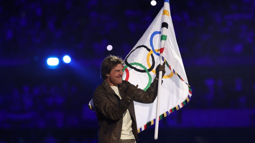 Chiusura delle Olimpiadi 2024: Tom Cruise pilota il jet privato da 112 milioni di euro in stile Mission: Impossible