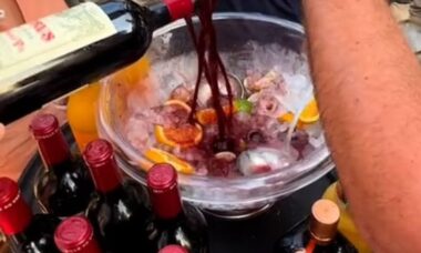 Clientes usam vinho Petrus para fazer sangria avaliada em R$ 750 mil em restaurante