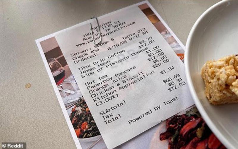 Cliente se surpreende com taxa de agradecimento a cozinha, reclama e restaurante responde; confira