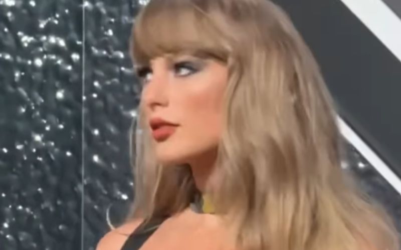 Taylor Swift incanta con un abito a quadri giallo agli MTV VMAs del 2024