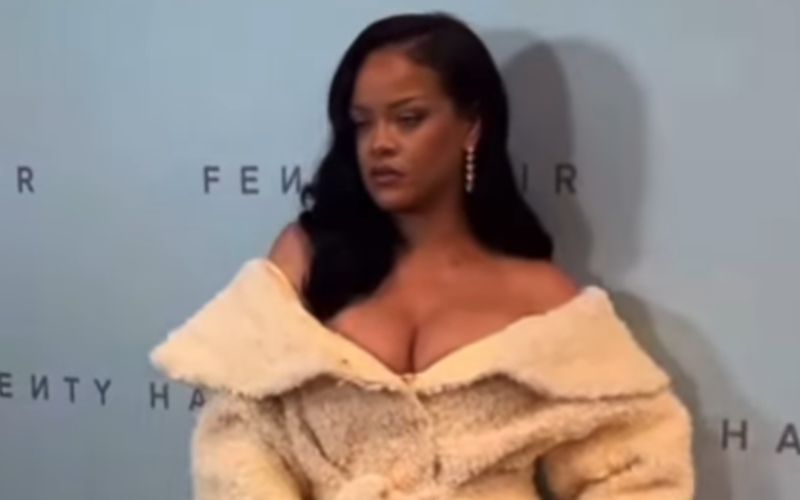 Rihanna arrasa com roupão de alta costura no lançamento da Fenty Hair em Londres