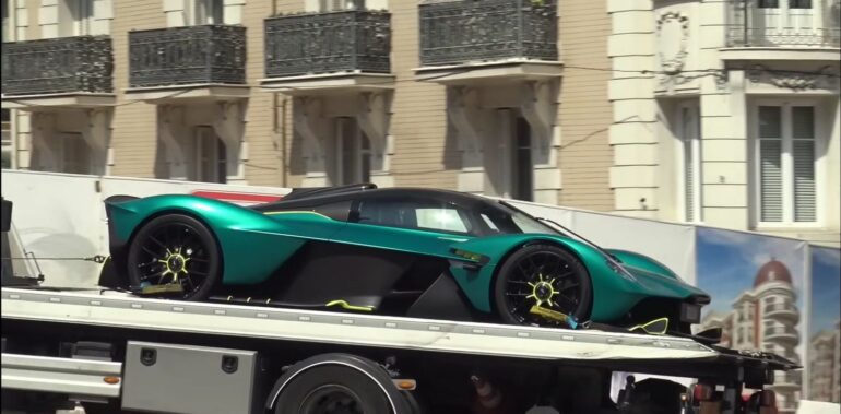 L'Aston Martin Valkyrie da 3 milioni di dollari del pilota di F1 Fernando Alonso si è rotta per strada a Monaco