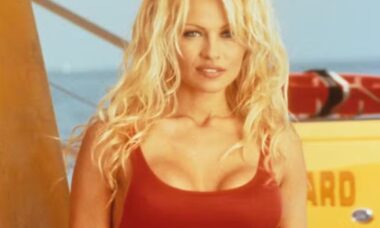 O maiô vermelho de Pamela Anderson 'Baywatch' estará em exibição no Museu do Design em Londres 