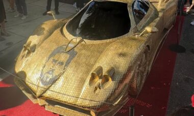 Pagani Zonda é uma escultura feita de 100 mil moedas como uma homenagem a Lionel Messi