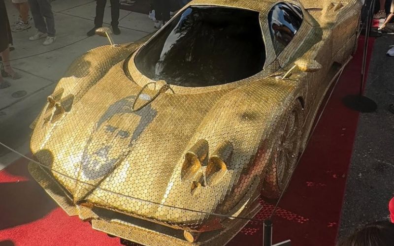 Pagani Zonda é uma escultura feita de 100 mil moedas como uma homenagem a Lionel Messi