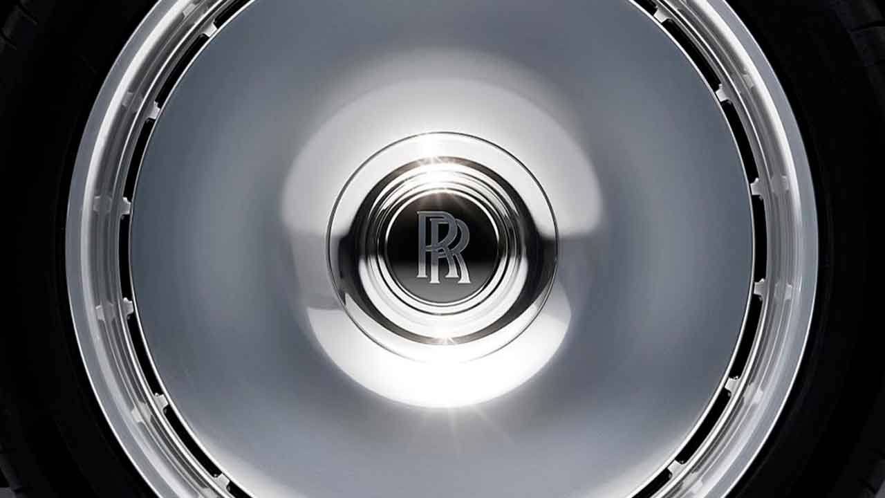 Logo RR pada roda tetap dalam posisi vertikal saat mobil bergerak. Foto: Instagram @rollsroycecars