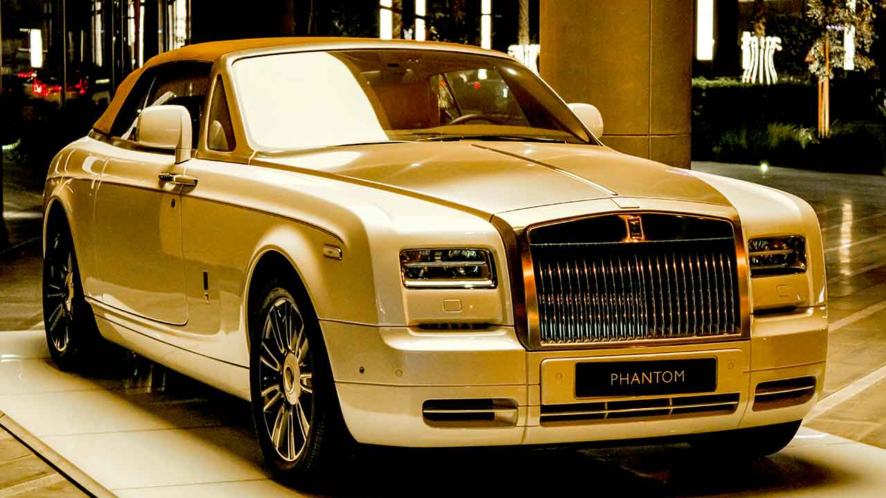 Descubra quanto você precisa economizar em 5 anos para comprar um carro de luxo, segundo o ChatGPT. Foto: Pexels