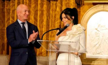 Richard Mille de US$ 290 mil de Lauren Sanchez rouba a cena de Jeff Bezos. Instagram/JeffBezos