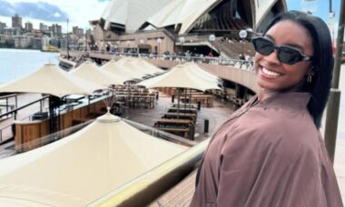 Simone Biles brilha em evento da Audemars Piguet com look branco impecável e relógios de luxo