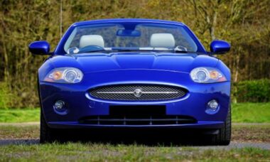 O carro de luxo usado que faz você parecer milionário gastando pouco