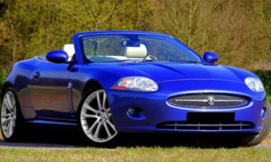 O carro de luxo usado que faz você parecer milionário gastando pouco