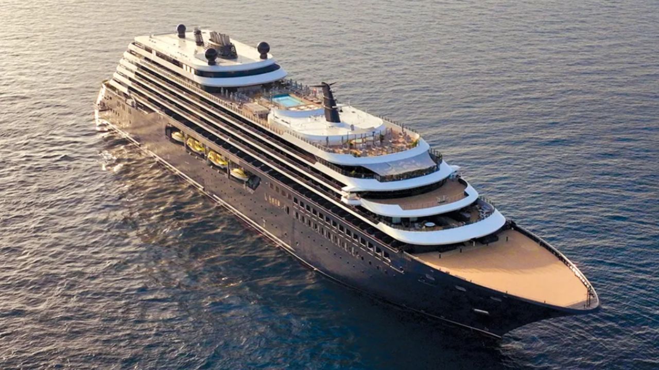 Los hoteles de lujo están lanzando barcos de crucero y llamándolos “yates” — ¿pero realmente lo son?