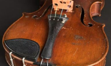 O violino que deu início ao amor de Einstein pela música é vendido por US$ 1,1 milhão