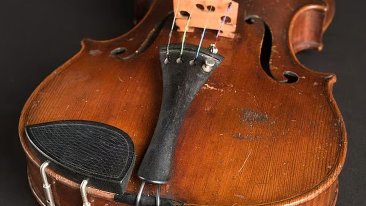 El violín que dio inicio al amor de Einstein por la música se vende por 1,1 millones de dólares