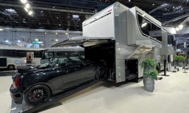 Este motorhome alemão é um iate terrestre de luxo com design de spa e garagem para carro; descubra o valor
