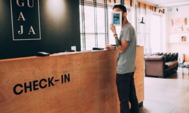 O que você sempre deve fazer antes de entrar em um quarto de hotel