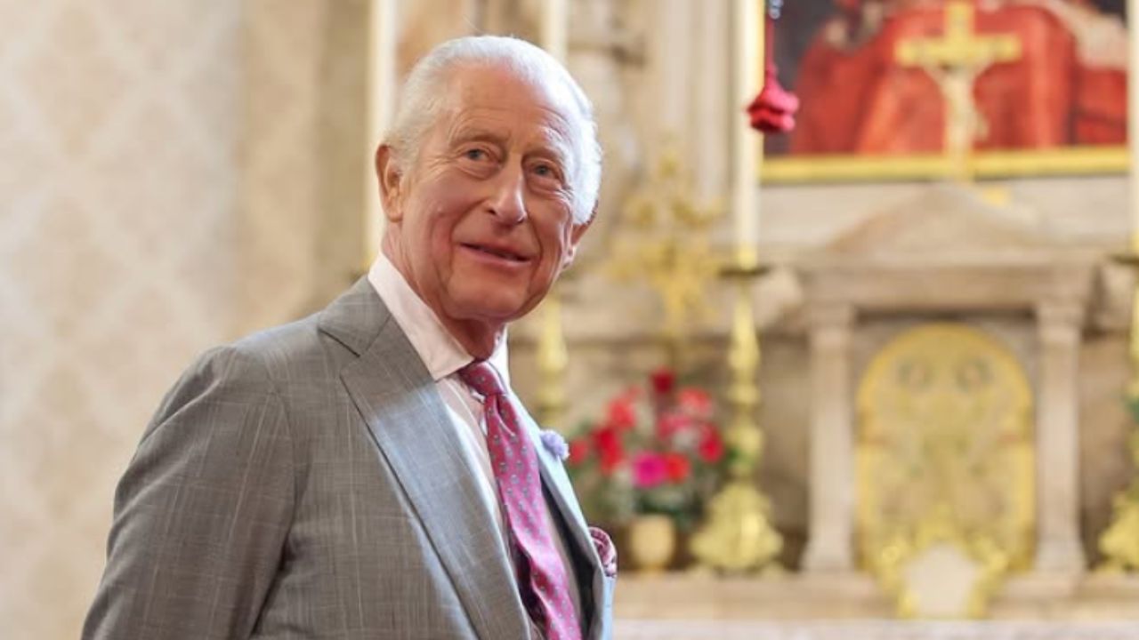 Um pedaço de cabelo do Rei Charles III vai a leilão — e o preço assusta colecionadores