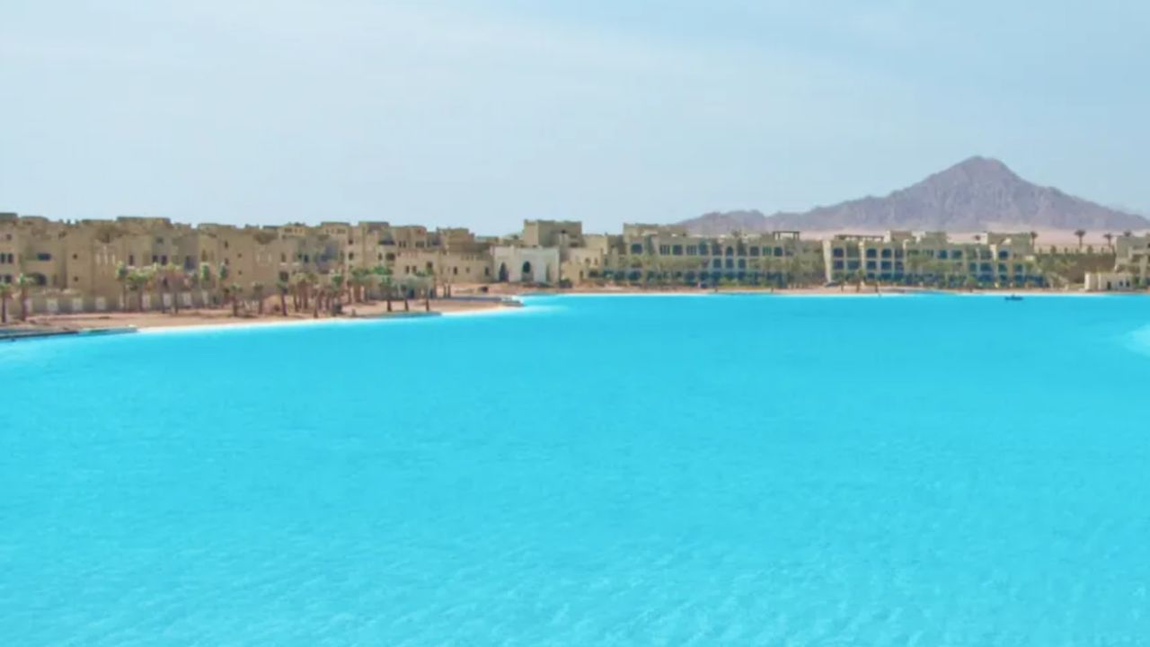 La piscina más grande del mundo está en el desierto y tarda 22 días en llenarse